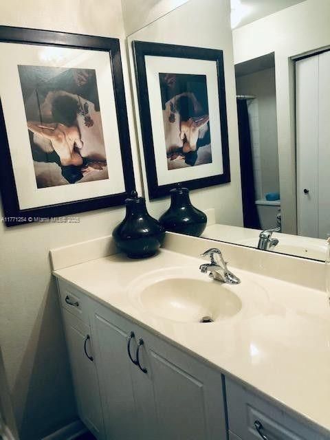 Vendido Recientemente: $238,000 (2 camas, 2 baños, 906 Pies cuadrados)