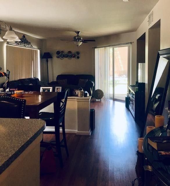 Vendido Recientemente: $238,000 (2 camas, 2 baños, 906 Pies cuadrados)