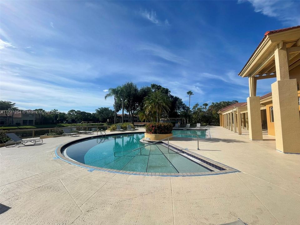 Vendido Recientemente: $238,000 (2 camas, 2 baños, 906 Pies cuadrados)