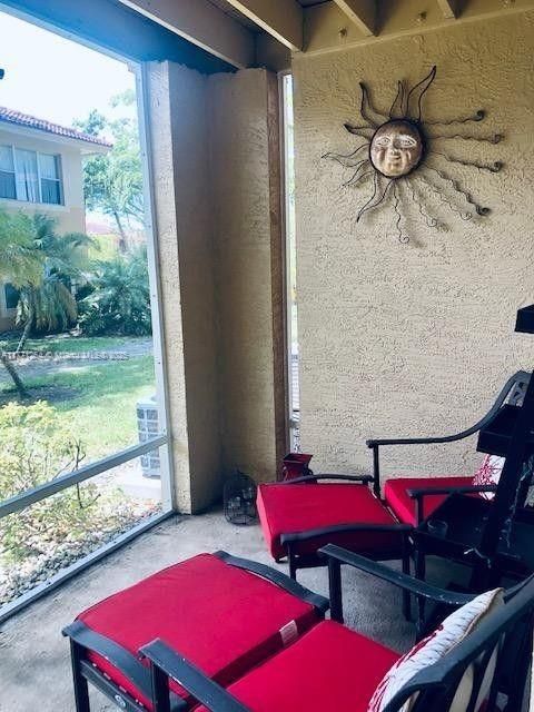 Vendido Recientemente: $238,000 (2 camas, 2 baños, 906 Pies cuadrados)