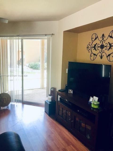 Vendido Recientemente: $238,000 (2 camas, 2 baños, 906 Pies cuadrados)