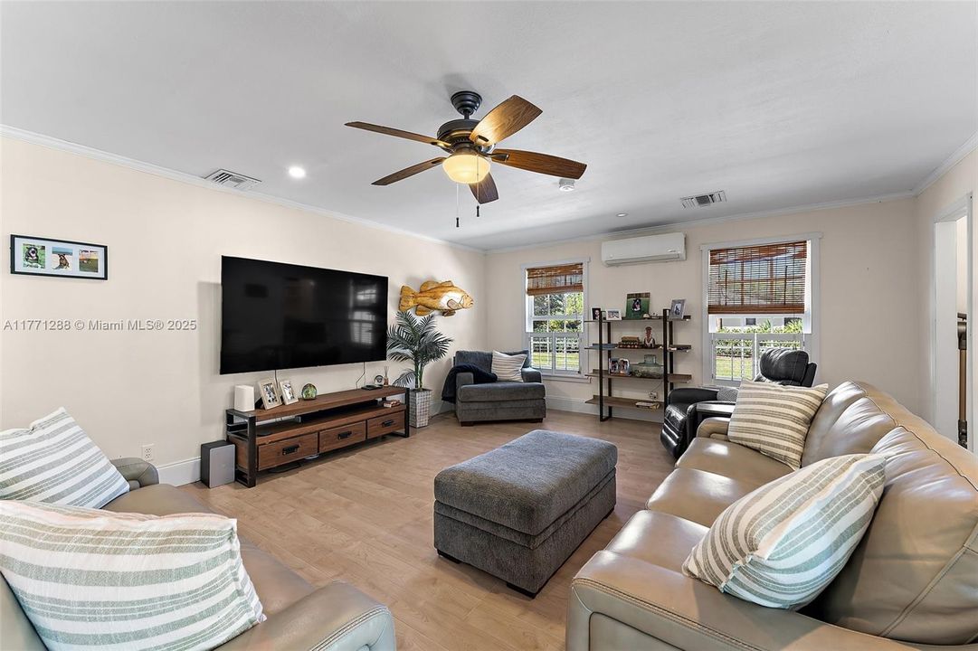 Vendido Recientemente: $775,000 (3 camas, 2 baños, 1789 Pies cuadrados)