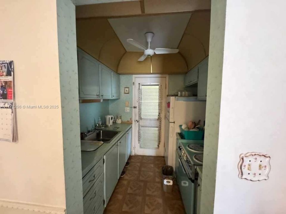 Под контрактом: $50,000 (1 спален, 1 ванн, 688 Квадратных фут)