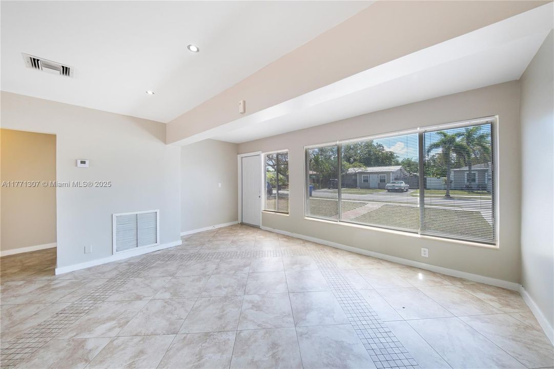 Vendido Recientemente: $450,000 (2 camas, 1 baños, 1260 Pies cuadrados)