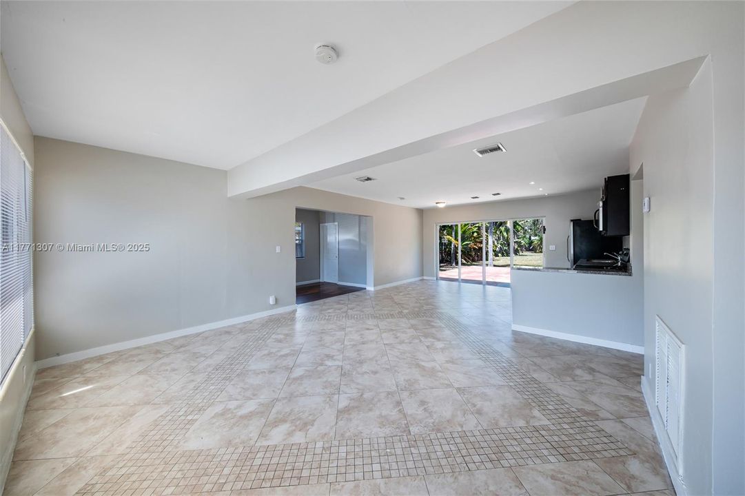 Vendido Recientemente: $450,000 (2 camas, 1 baños, 1260 Pies cuadrados)