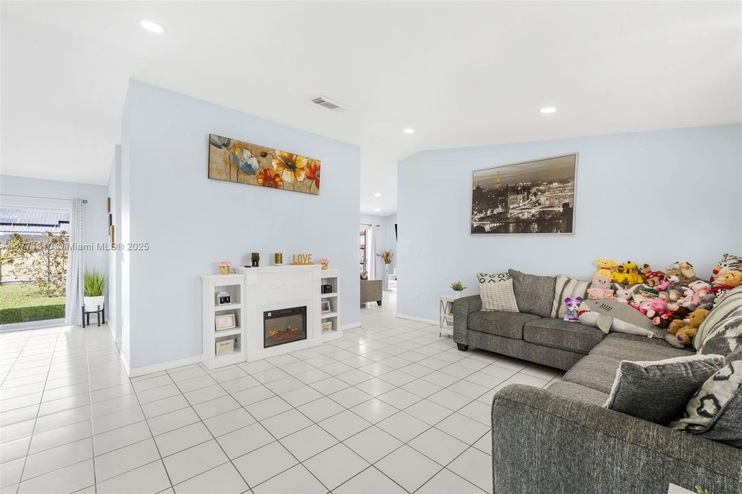 Recently Sold: $599,900 (3 beds, 2 baths, 1472 Square Feet)