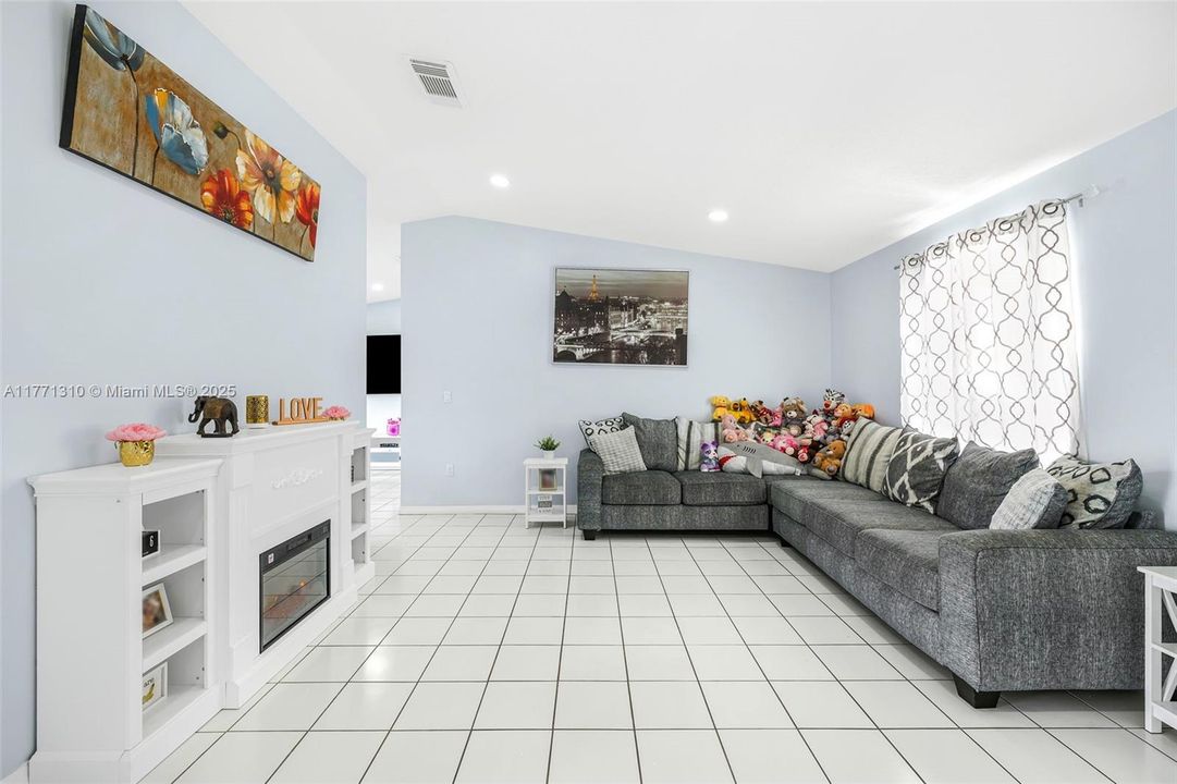 Recently Sold: $599,900 (3 beds, 2 baths, 1472 Square Feet)