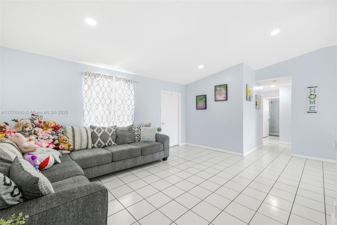 Recently Sold: $599,900 (3 beds, 2 baths, 1472 Square Feet)