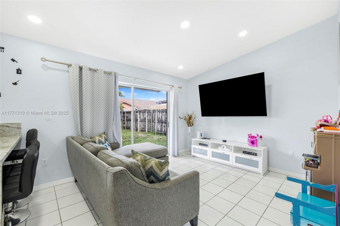 Recently Sold: $599,900 (3 beds, 2 baths, 1472 Square Feet)