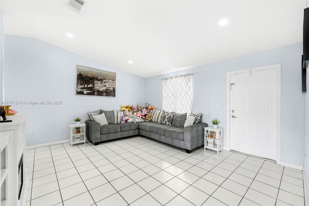 Recently Sold: $599,900 (3 beds, 2 baths, 1472 Square Feet)