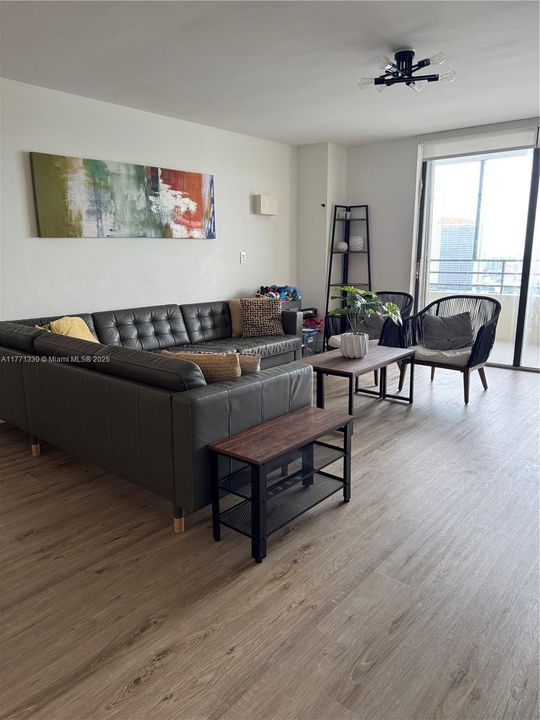 最近租的: $3,100 (2 贝兹, 2 浴室, 1580 平方英尺)