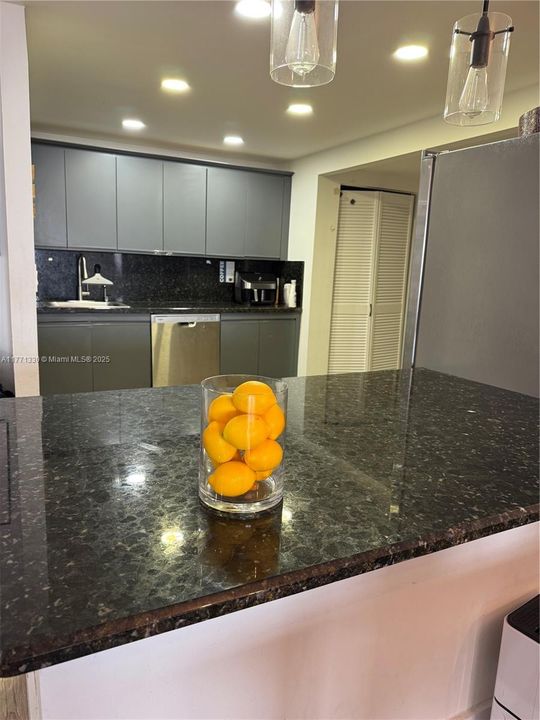 最近租的: $3,100 (2 贝兹, 2 浴室, 1580 平方英尺)