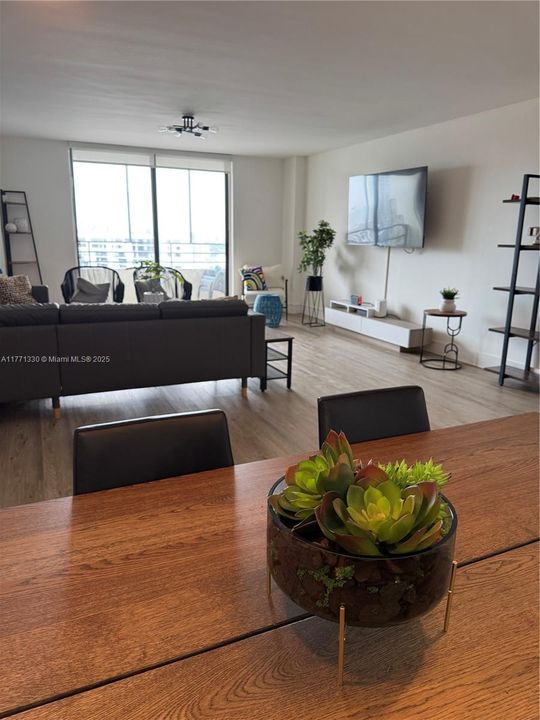 最近租的: $3,100 (2 贝兹, 2 浴室, 1580 平方英尺)