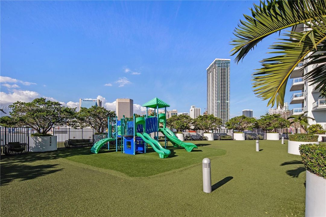 На продажу: $599,000 (2 спален, 2 ванн, 1114 Квадратных фут)