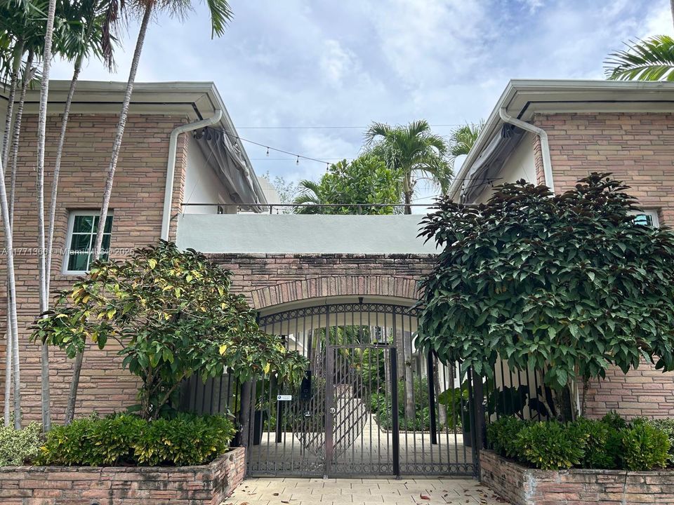 Active With Contract: $310,000 (1 beds, 2 baths, 714 Square Feet)