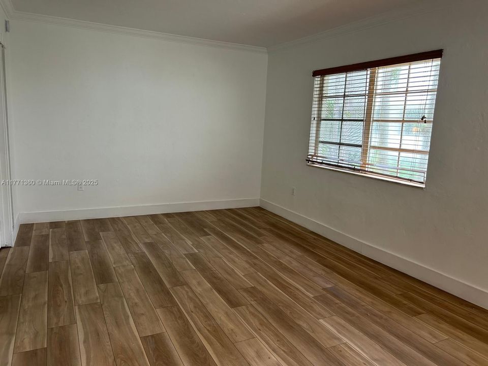 Active With Contract: $310,000 (1 beds, 2 baths, 714 Square Feet)