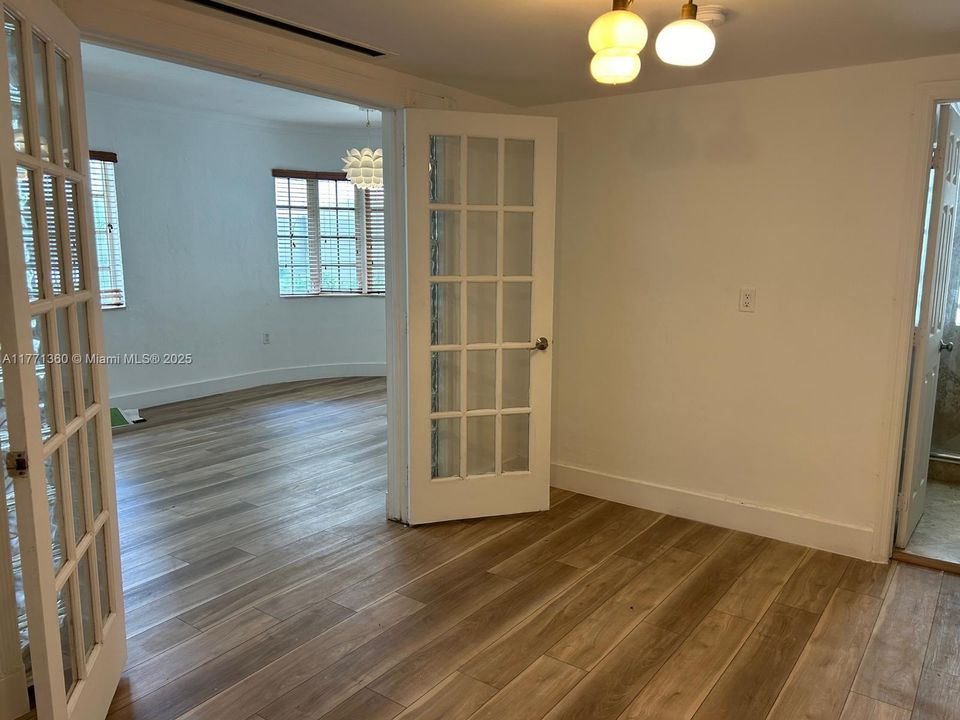 Active With Contract: $310,000 (1 beds, 2 baths, 714 Square Feet)