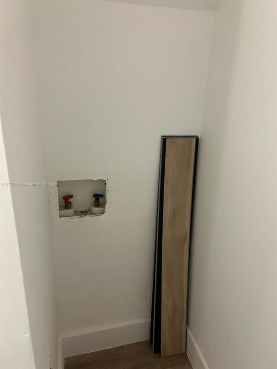 Active With Contract: $310,000 (1 beds, 2 baths, 714 Square Feet)