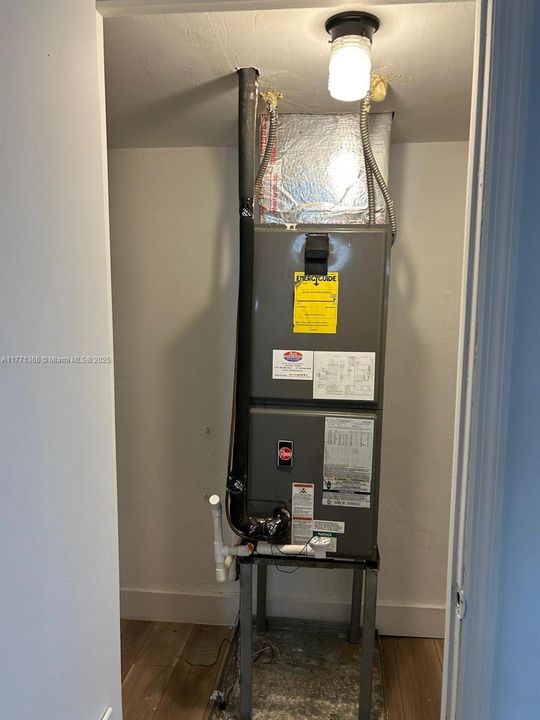 Active With Contract: $310,000 (1 beds, 2 baths, 714 Square Feet)