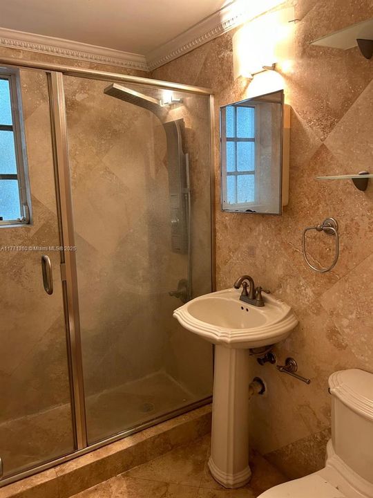 Active With Contract: $310,000 (1 beds, 2 baths, 714 Square Feet)