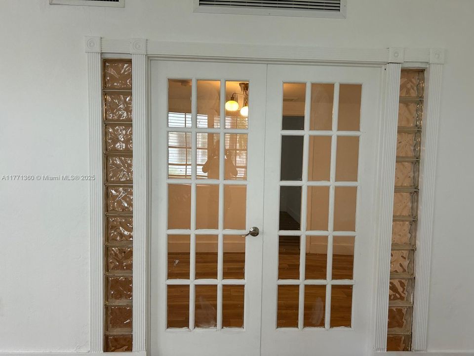 Active With Contract: $310,000 (1 beds, 2 baths, 714 Square Feet)