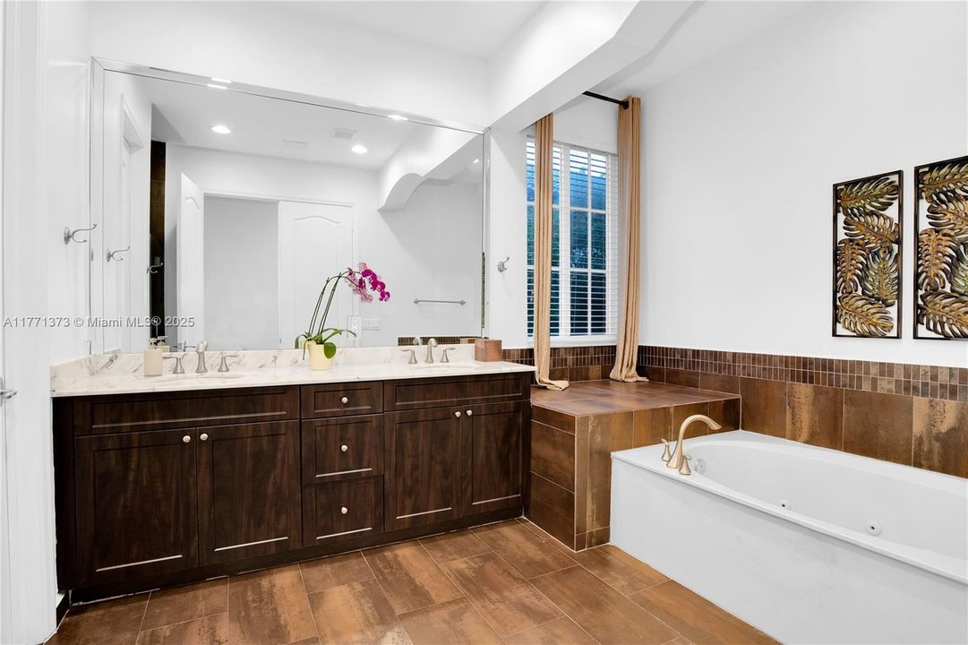 Недавно арендовано: $7,000 (4 спален, 3 ванн, 3330 Квадратных фут)