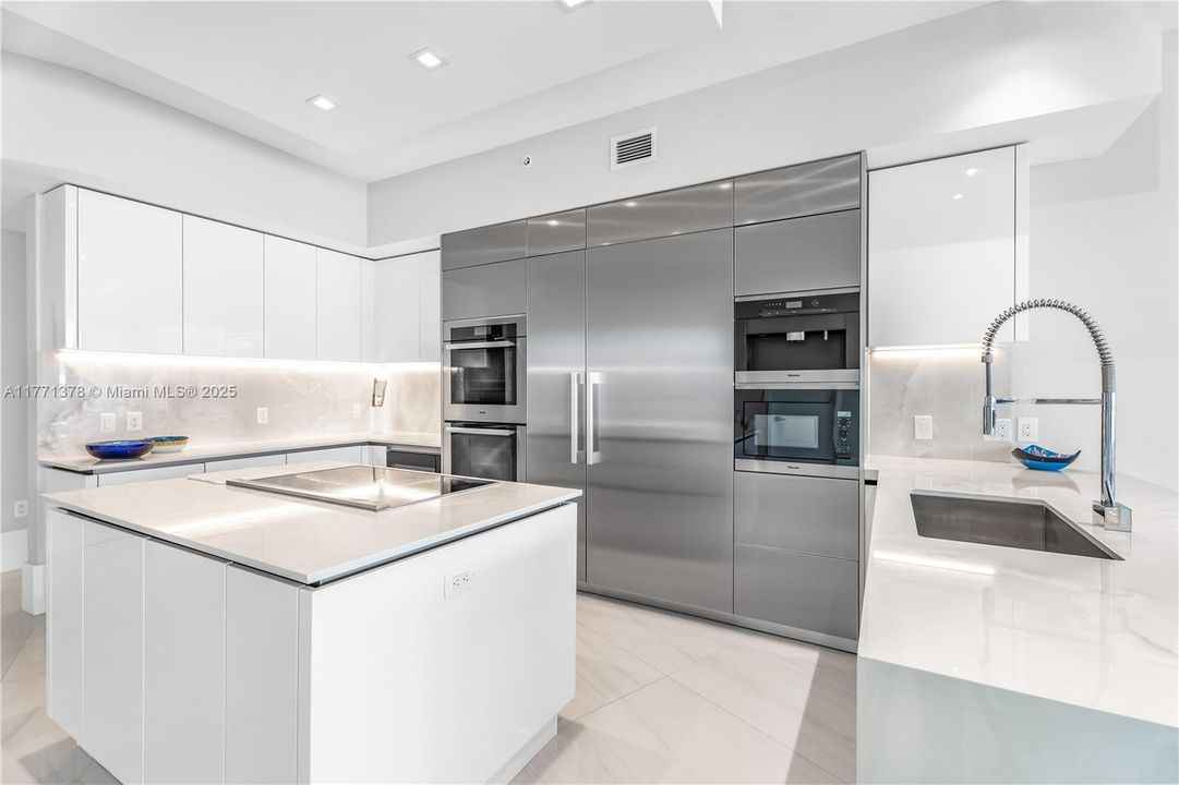 For Sale: $2,575,000 (2 beds, 2 baths, 2462 Square Feet)