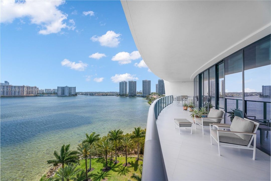 For Sale: $2,575,000 (2 beds, 2 baths, 2462 Square Feet)