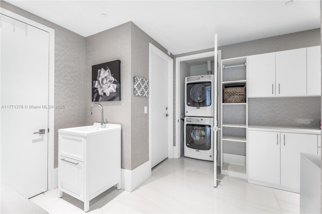 For Sale: $2,575,000 (2 beds, 2 baths, 2462 Square Feet)