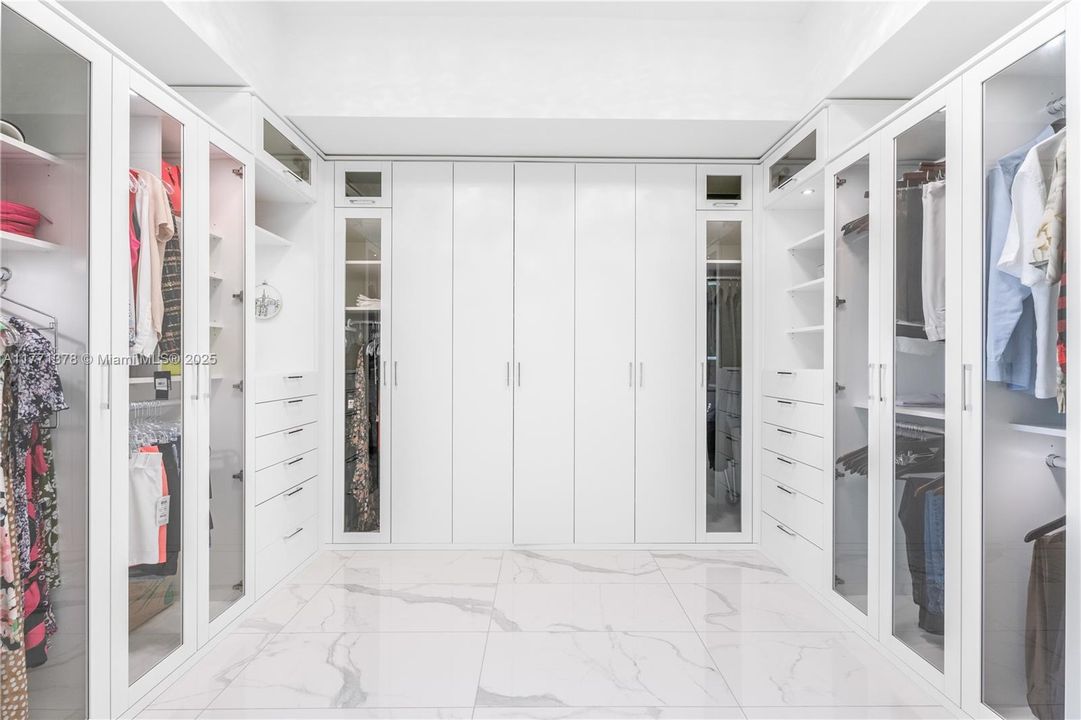 For Sale: $2,575,000 (2 beds, 2 baths, 2462 Square Feet)