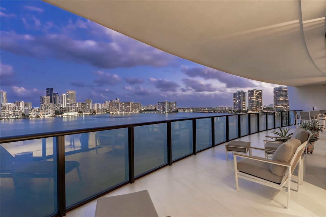 For Sale: $2,575,000 (2 beds, 2 baths, 2462 Square Feet)