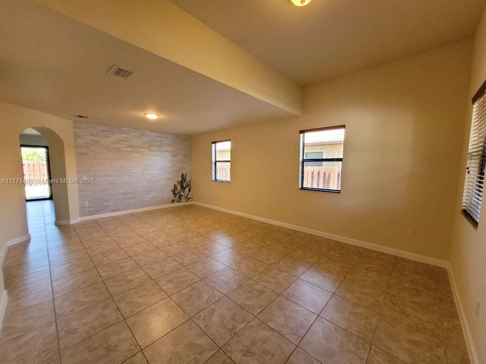 Recently Rented: $3,100 (3 beds, 2 baths, 3196 Square Feet)