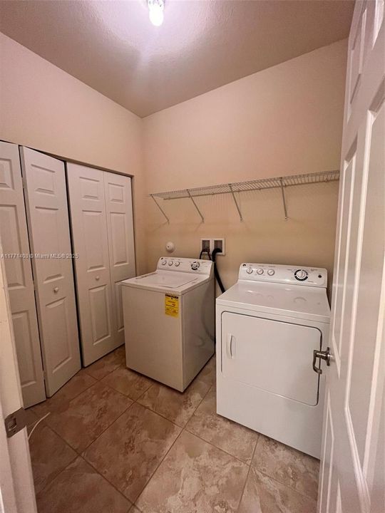 Recently Rented: $3,100 (3 beds, 2 baths, 3196 Square Feet)