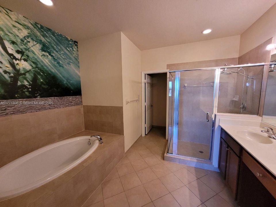 Recently Rented: $3,100 (3 beds, 2 baths, 3196 Square Feet)