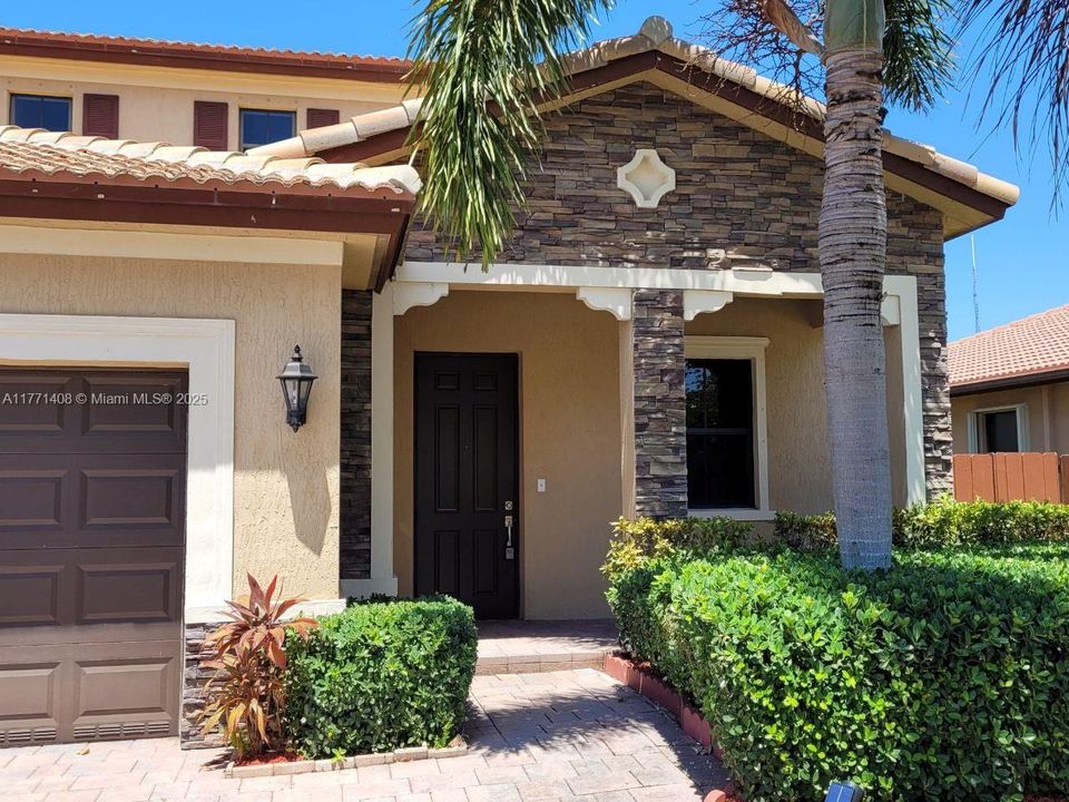 Recently Rented: $3,100 (3 beds, 2 baths, 3196 Square Feet)