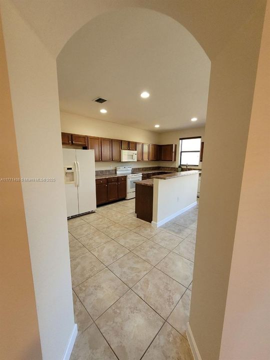 Recently Rented: $3,100 (3 beds, 2 baths, 3196 Square Feet)