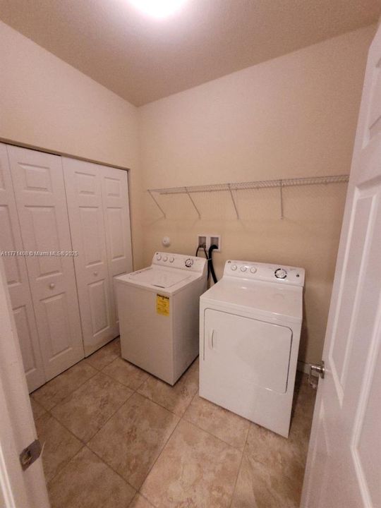 Recently Rented: $3,100 (3 beds, 2 baths, 3196 Square Feet)