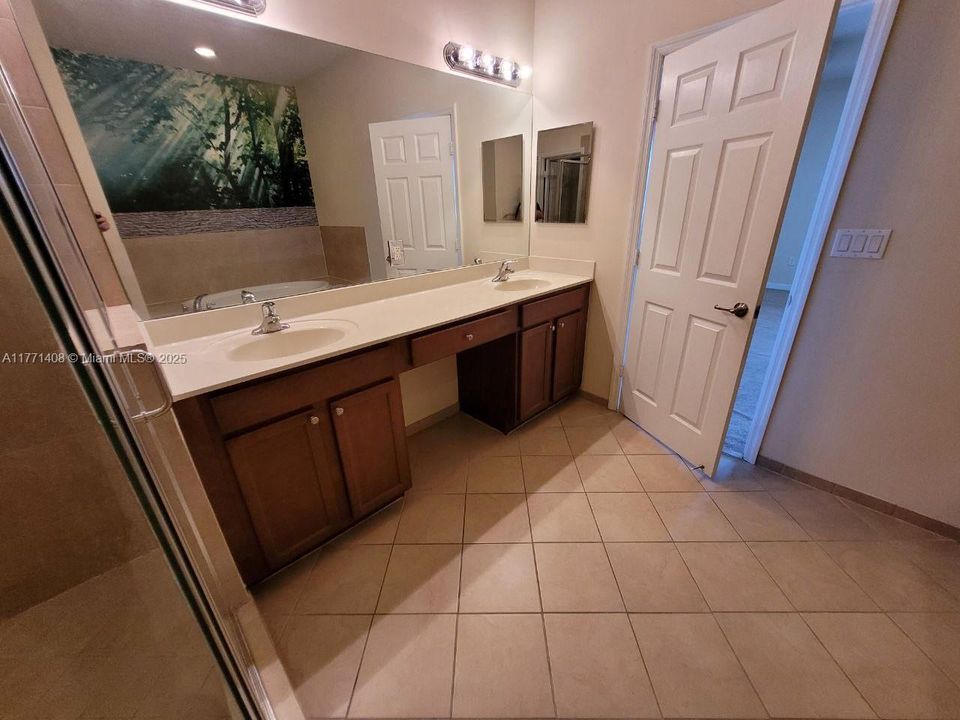 Recently Rented: $3,100 (3 beds, 2 baths, 3196 Square Feet)