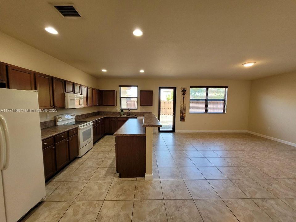 Recently Rented: $3,100 (3 beds, 2 baths, 3196 Square Feet)