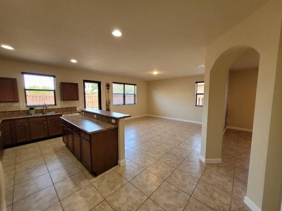 Recently Rented: $3,100 (3 beds, 2 baths, 3196 Square Feet)