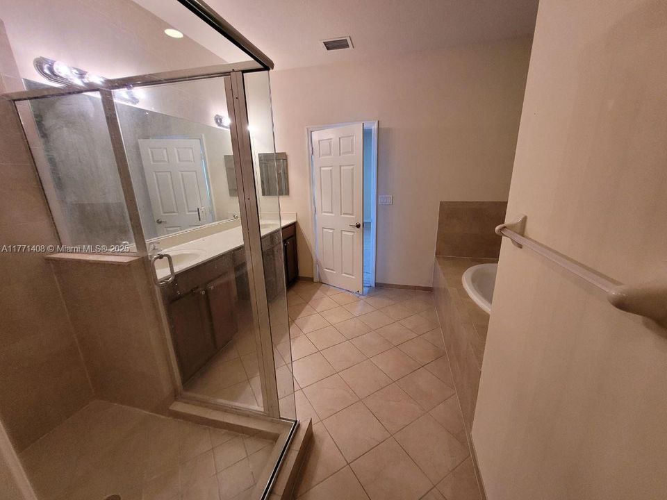 Recently Rented: $3,100 (3 beds, 2 baths, 3196 Square Feet)