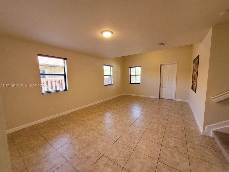 Recently Rented: $3,100 (3 beds, 2 baths, 3196 Square Feet)