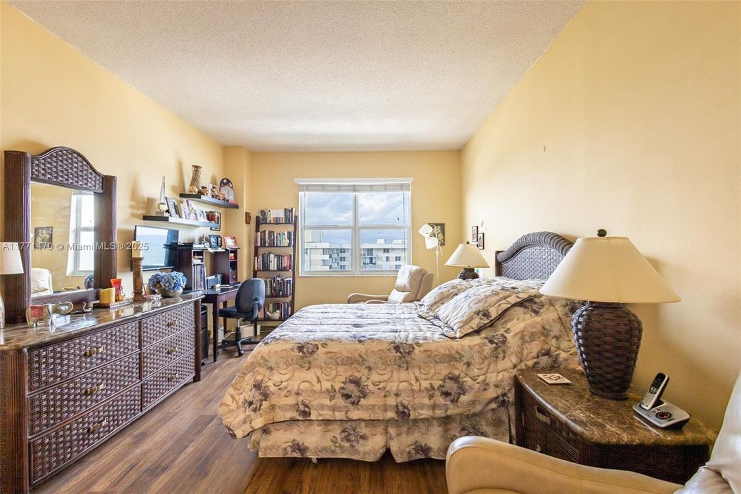 Active With Contract: $5,250 (2 beds, 2 baths, 1160 Square Feet)