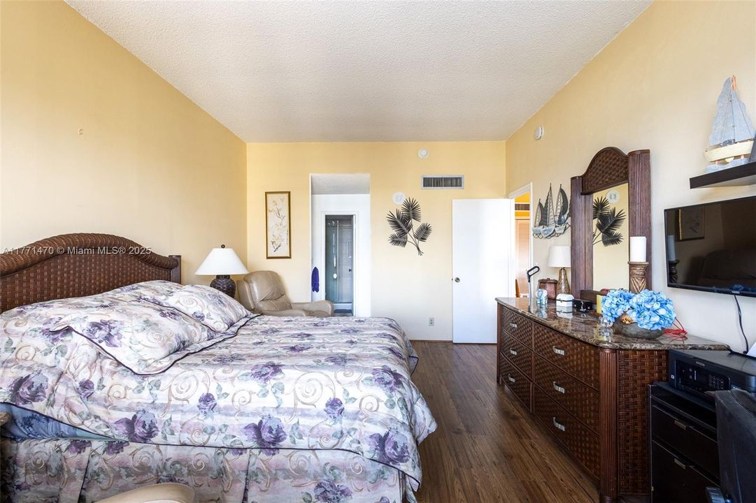 Active With Contract: $5,250 (2 beds, 2 baths, 1160 Square Feet)