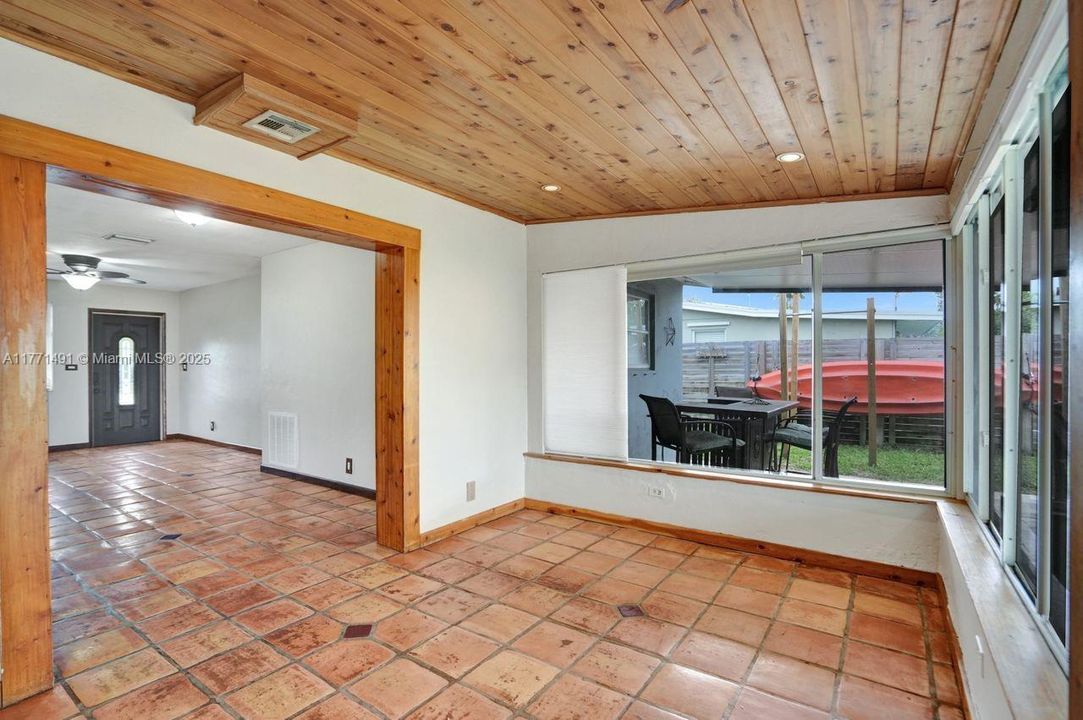 Vendido Recientemente: $425,000 (3 camas, 2 baños, 1128 Pies cuadrados)