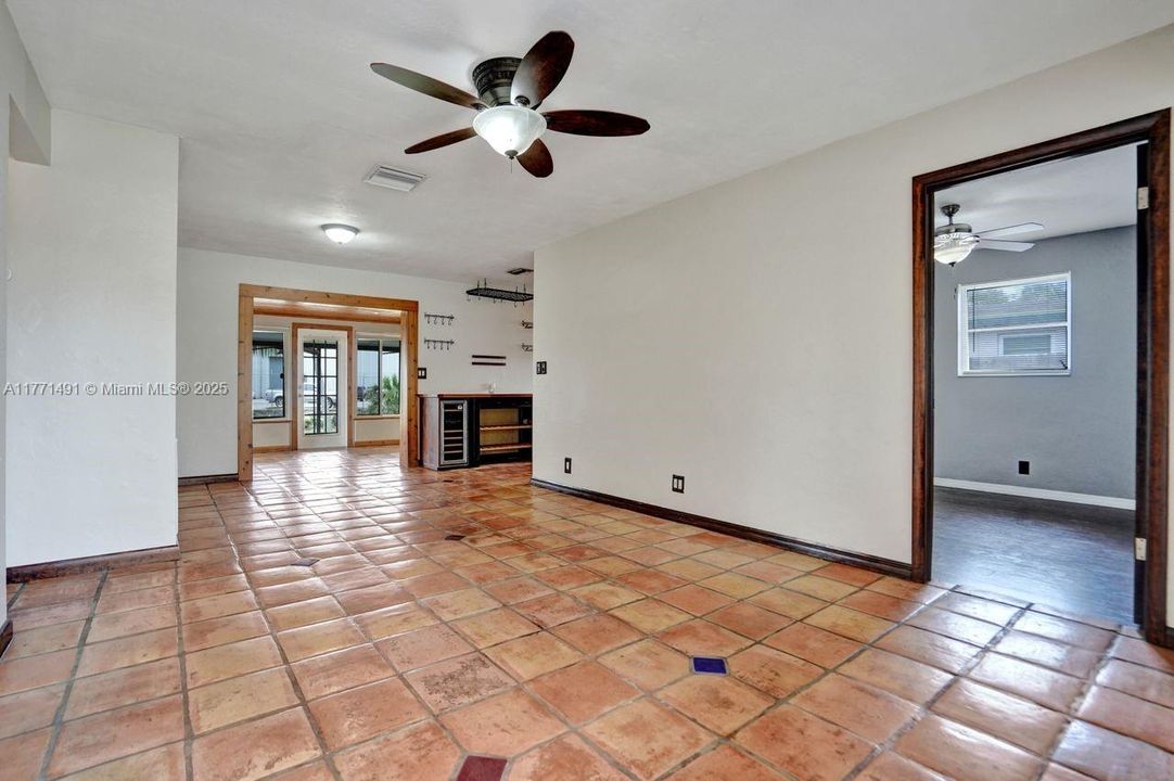 Vendido Recientemente: $425,000 (3 camas, 2 baños, 1128 Pies cuadrados)