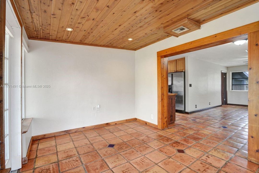 Vendido Recientemente: $425,000 (3 camas, 2 baños, 1128 Pies cuadrados)