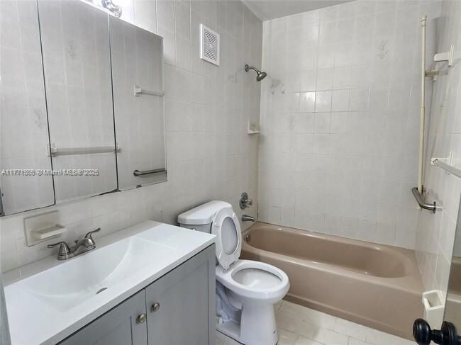 Vendido Recientemente: $480,000 (3 camas, 3 baños, 1747 Pies cuadrados)