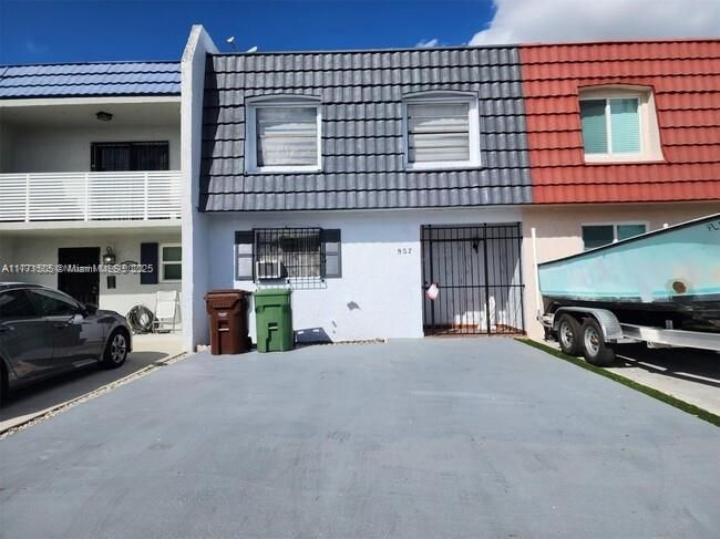 Vendido Recientemente: $480,000 (3 camas, 3 baños, 1747 Pies cuadrados)