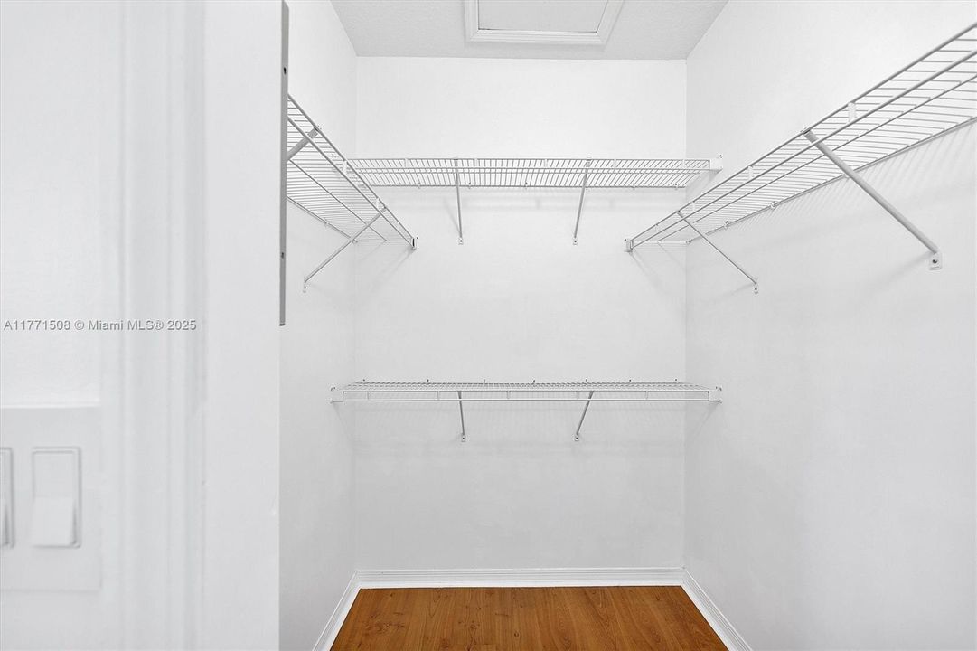 Под контрактом: $4,050 (5 спален, 3 ванн, 2378 Квадратных фут)